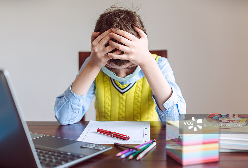 由于冠状病毒，学校仍然关闭，学生们感到绝望，压力很大图片素材
