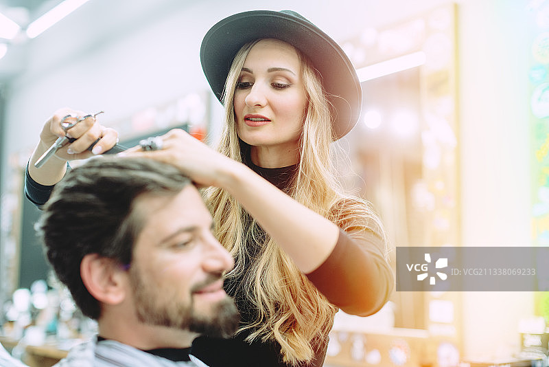 发型师想给她的客户剪个合适的发型图片素材