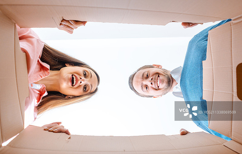 女人和男人搬到新公寓，打开搬家箱图片素材