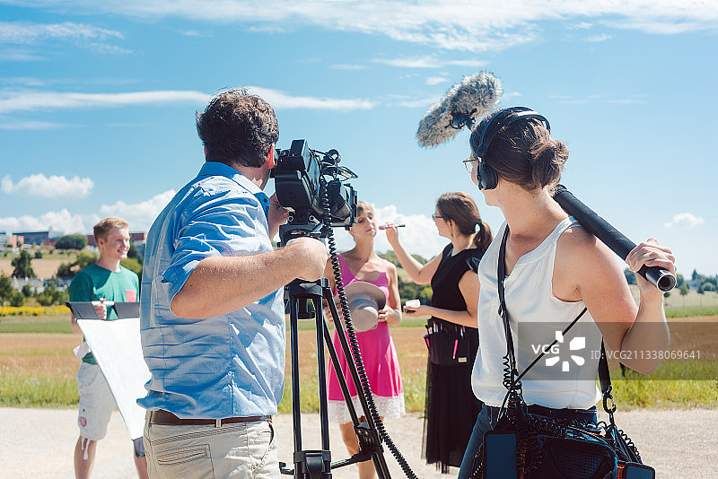 视频拍摄与工作人员，化妆师，模特在片场图片素材