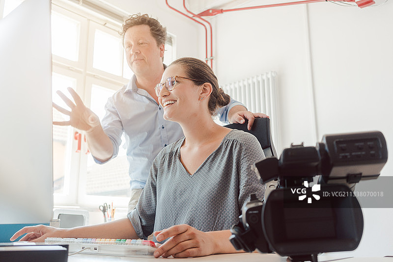 在电脑上进行的视频或电影的后期制作，其前景是照相机图片素材