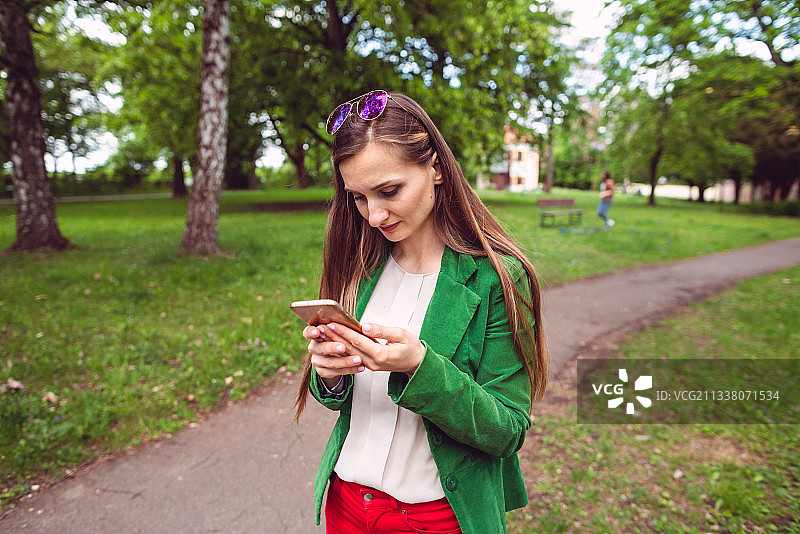 一名年轻女子在她的手机上收到一条令人不安的信息，看起来很担心图片素材