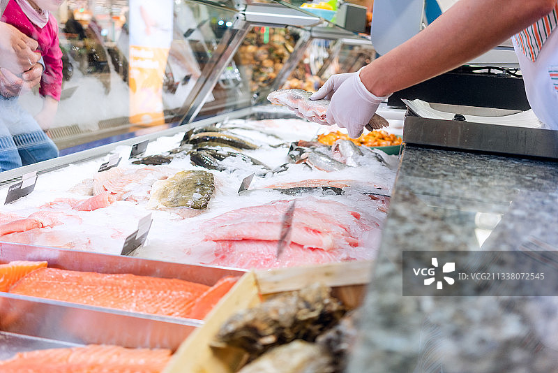 超市的鱼柜台有女售货员图片素材