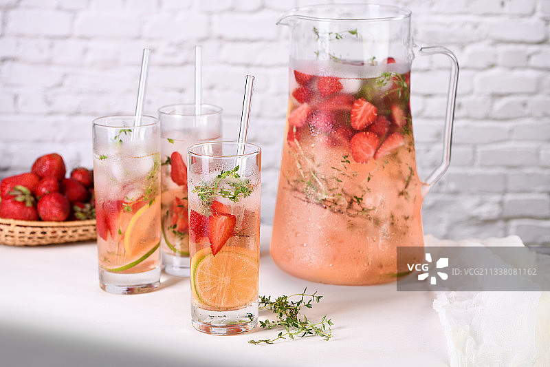 桌子上饮料的特写图片素材