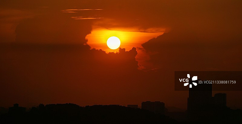 日落时天空中建筑物的剪影图片素材