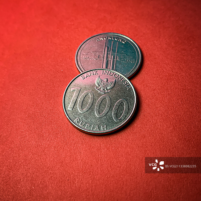 红色桌子上的硬币特写，印度尼西亚中爪哇图片素材