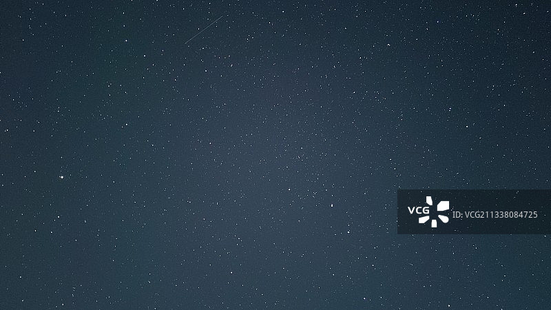 夜空中星星的低角度景观，罗马尼亚图片素材