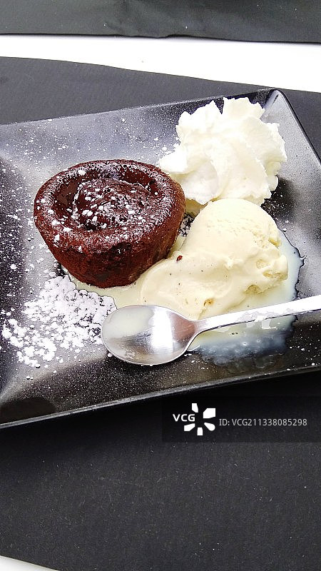 近距离观察餐盘上的甜点图片素材