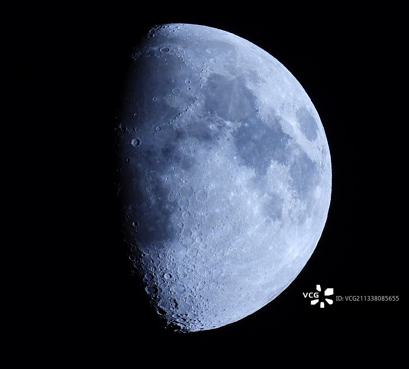 低角度的月亮对晴朗的天空在晚上图片素材