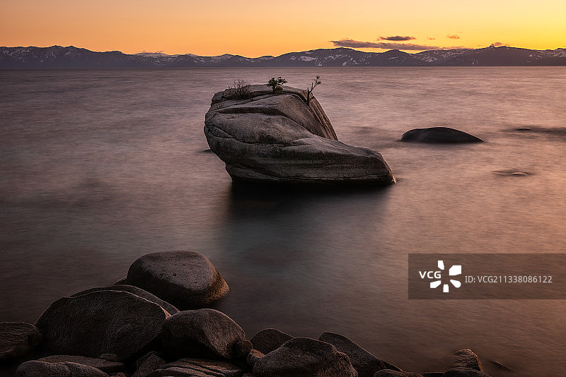 美国太浩湖日落时分海中岩石景观图片素材