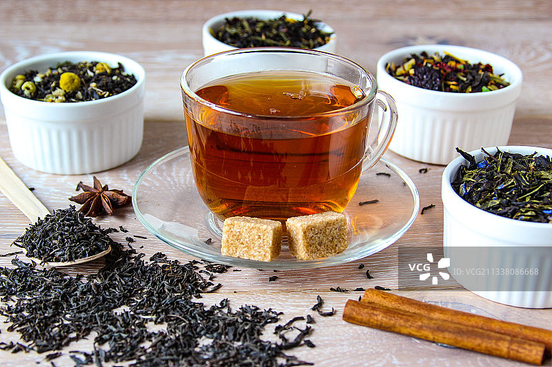 桌上的草药茶特写图片素材