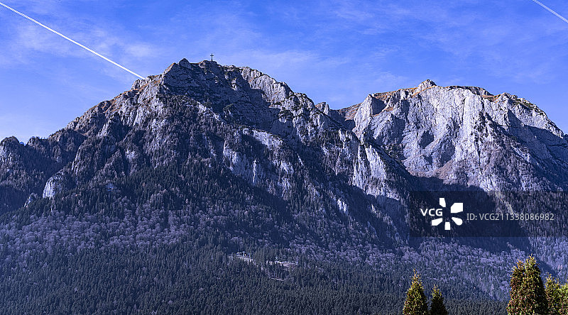 仰视视角下的罗马尼亚雪山图片素材