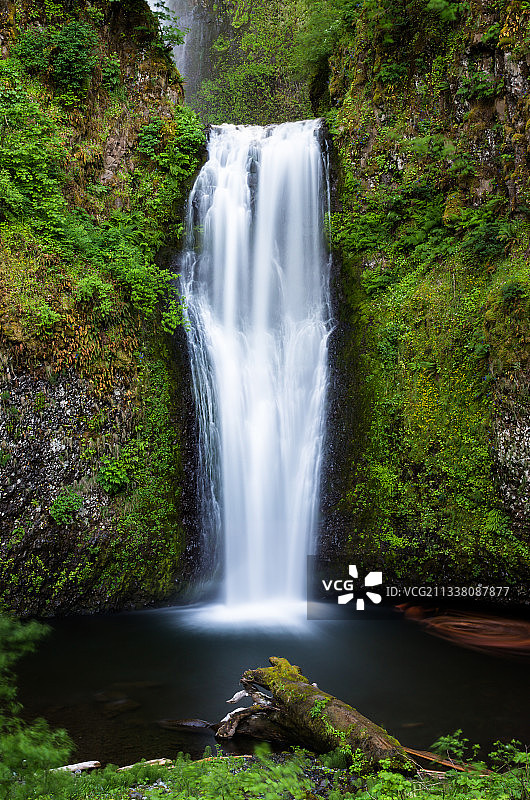 森林瀑布美景图片素材