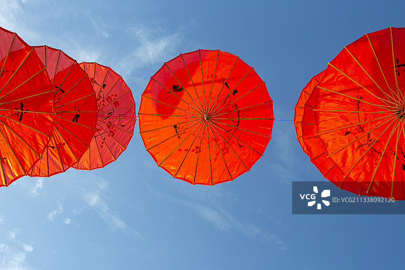 天空中红色的油纸伞图片素材