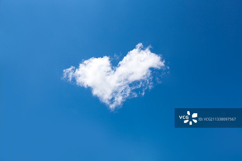 蓝色的天空中飘荡着一朵心形的云朵图片素材