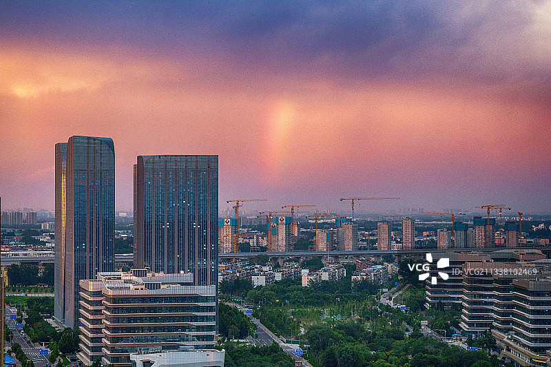 北京大兴黄村义和庄泰禾的黄昏都市的彩虹图片素材