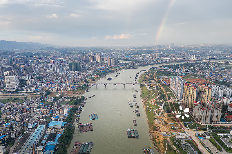 航拍广西贵港城区郁江上的船只来来往往图片素材