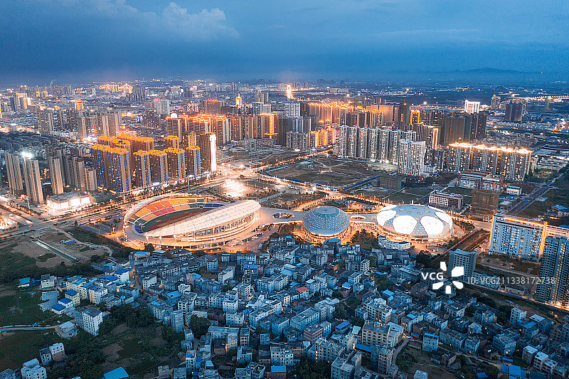 航拍广西贵港体育中心体育馆夜景图片素材