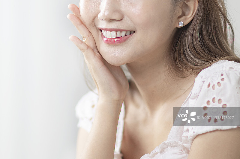 牙齿保健护理后的东方美女的牙齿又美又白图片素材
