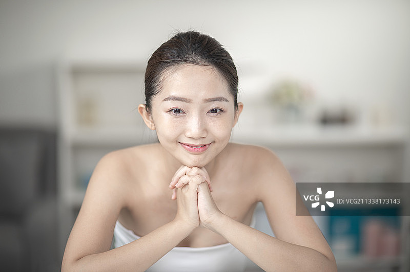 做完脸部保养的东方美女开心又愉快图片素材