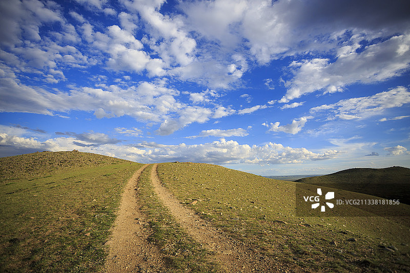 蓝天白云，草原，夏天，路，背景图片图片素材