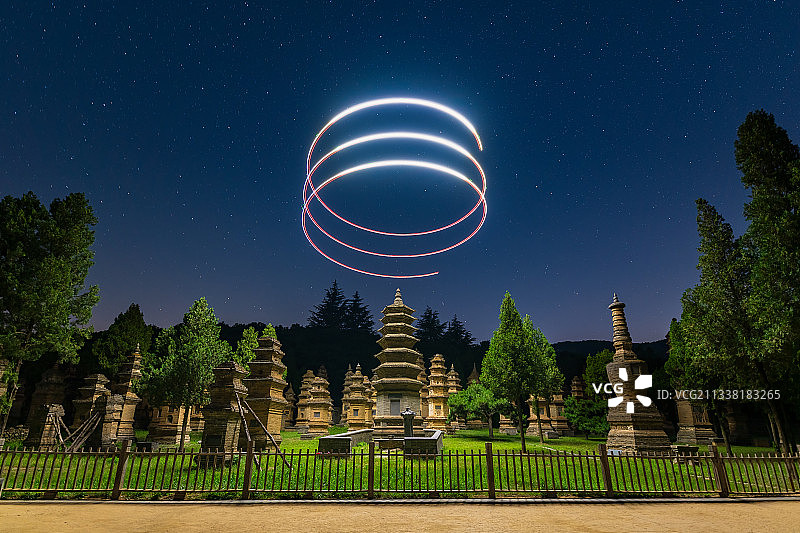 河南郑州市登封少林寺塔林夏季户外星空无人机光绘户外风光图片素材