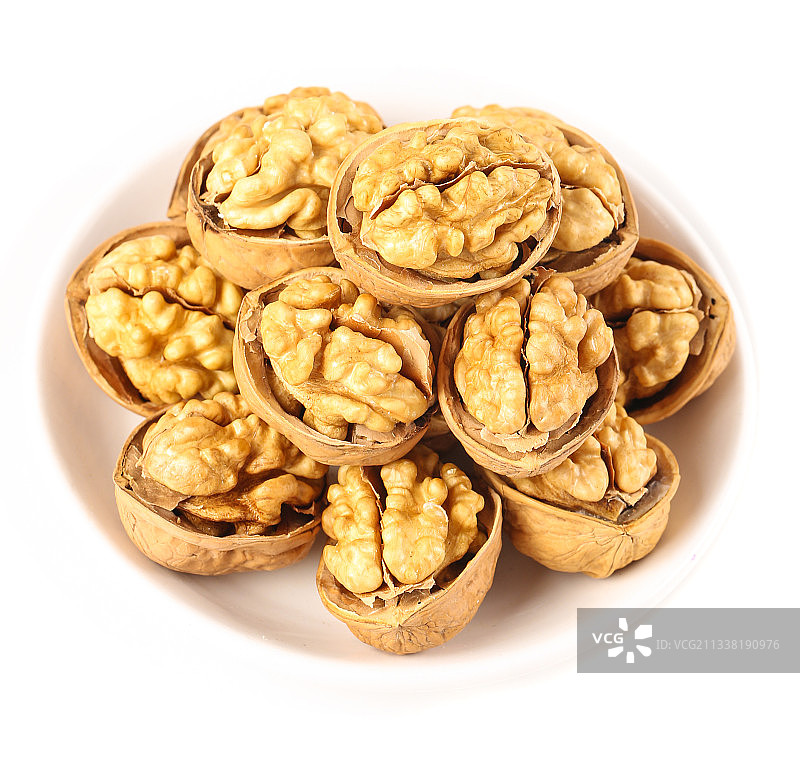 一盘剥开的干黑桃放在白底上图片素材