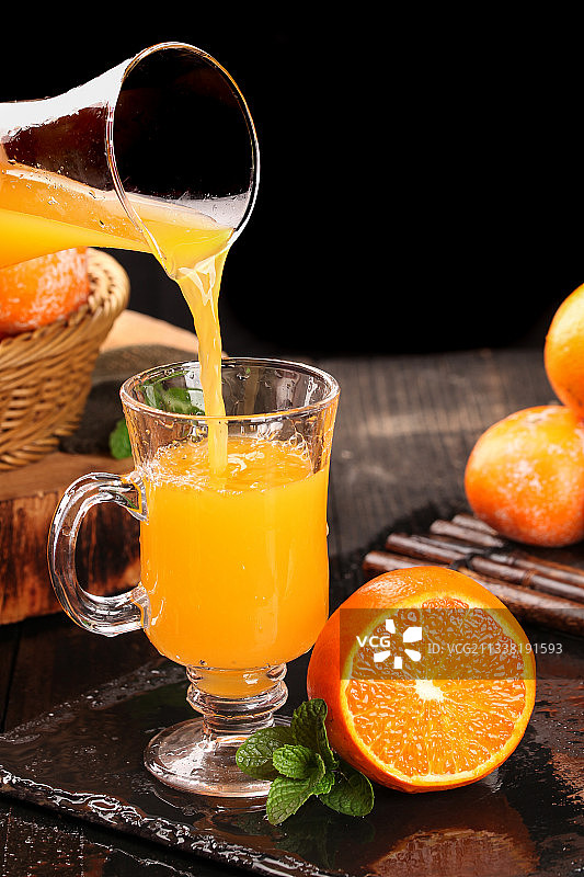 黑底上放着切开的茂谷柑图片素材