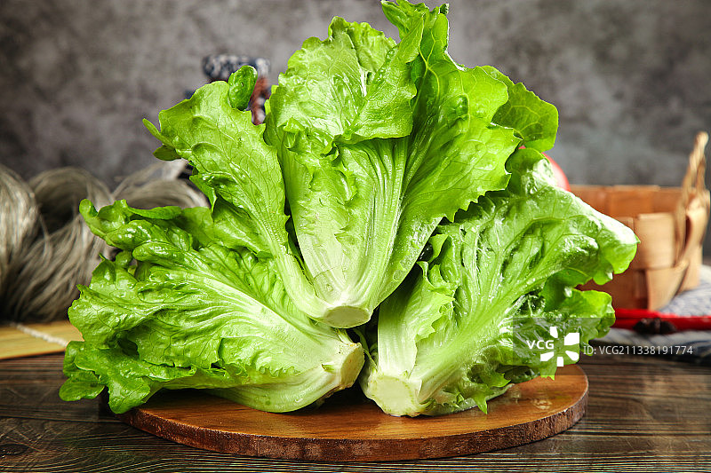 木底上的新鲜生菜图片素材