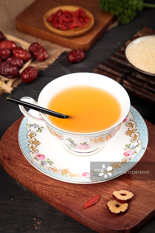 深底上放着一杯葛根粉图片素材