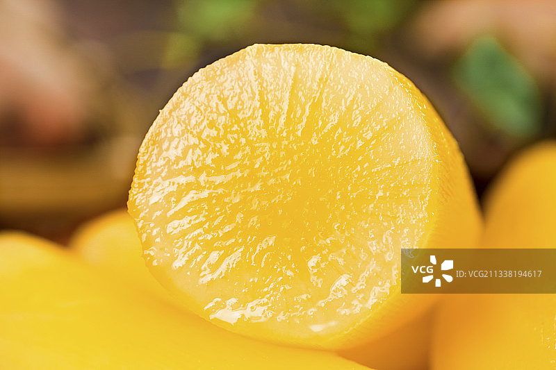 木板上放着雪莲果图片素材