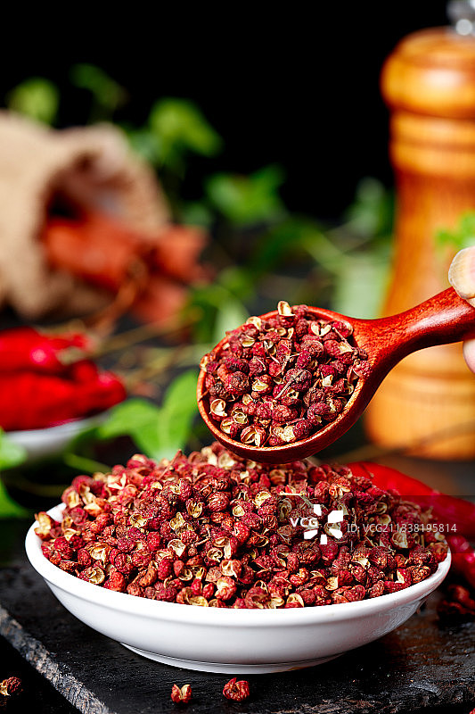 黑底上放着一盘四川汉源花椒图片素材