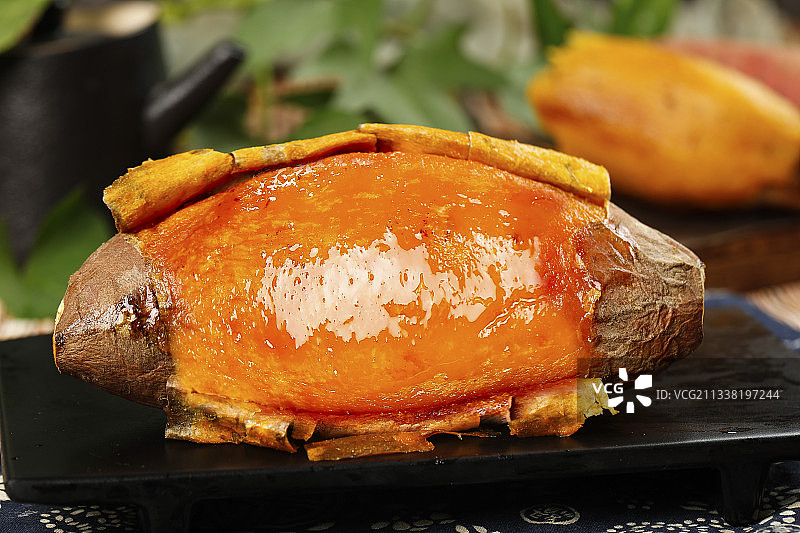 花布底上放着一盘红心蜜薯图片素材