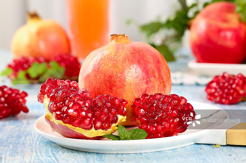 盘子里的突尼斯石榴图片素材