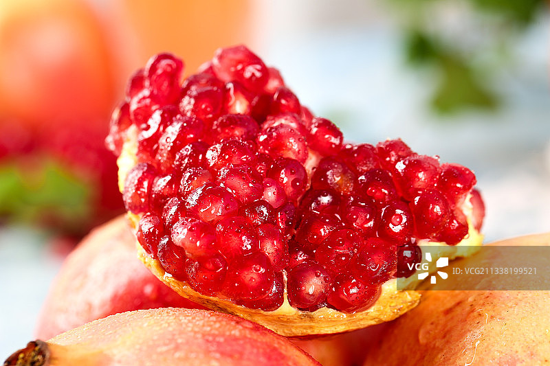 浅蓝底上放着一盘突尼斯石榴图片素材