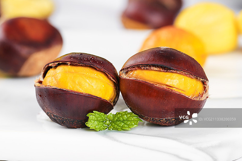 白底上熟的开口板栗图片素材