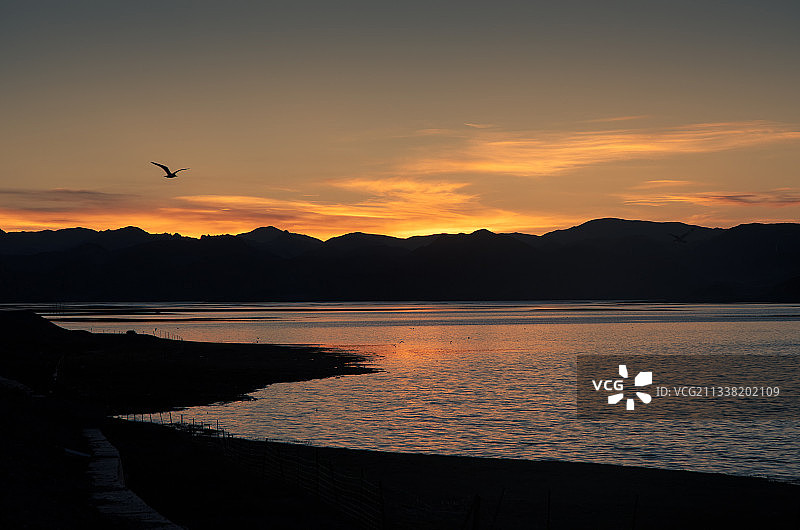 班公湖的日落晚霞图片素材