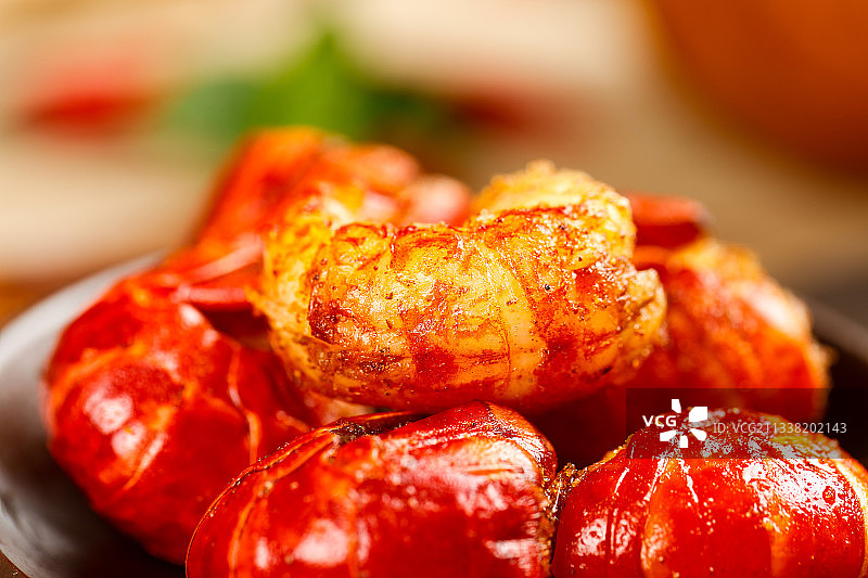 黑底上放着一盘麻辣虾球图片素材