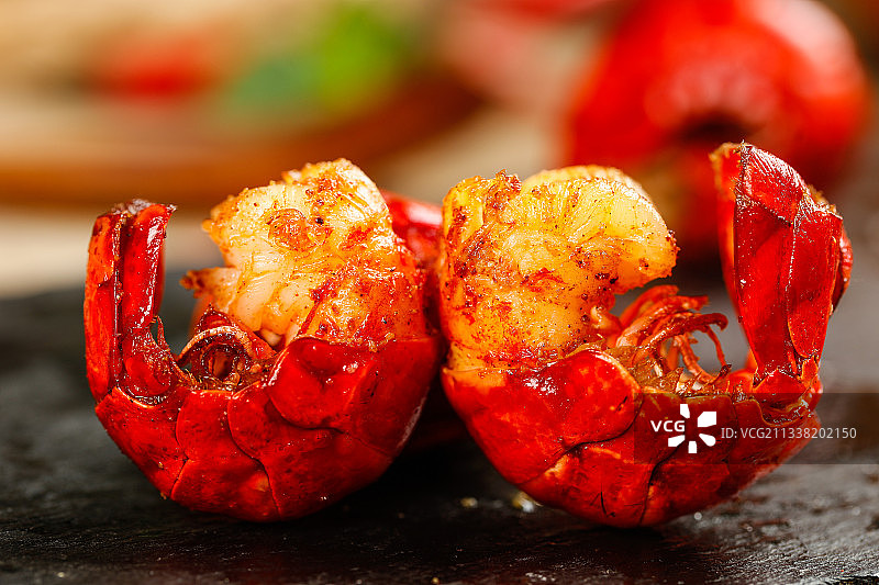 黑底上即食的虾尾图片素材