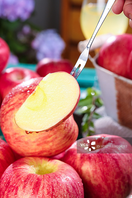 叉子上叉着苹果果肉图片素材