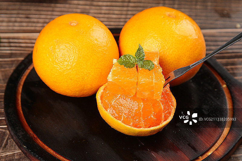 深木底上的爱媛38号图片素材