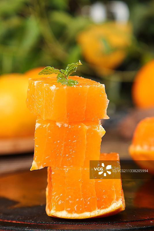 深木底上的果冻橙果肉图片素材