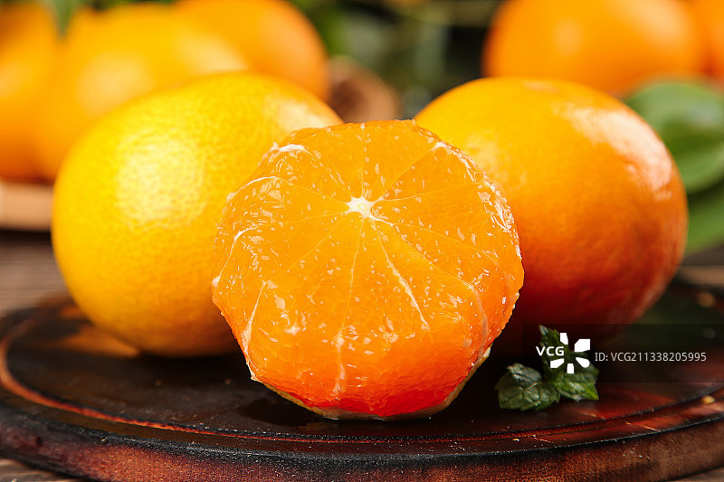 深木底上的爱媛38号图片素材