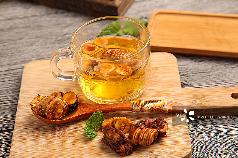 木板上的罗汉果和一杯罗汉果茶图片素材