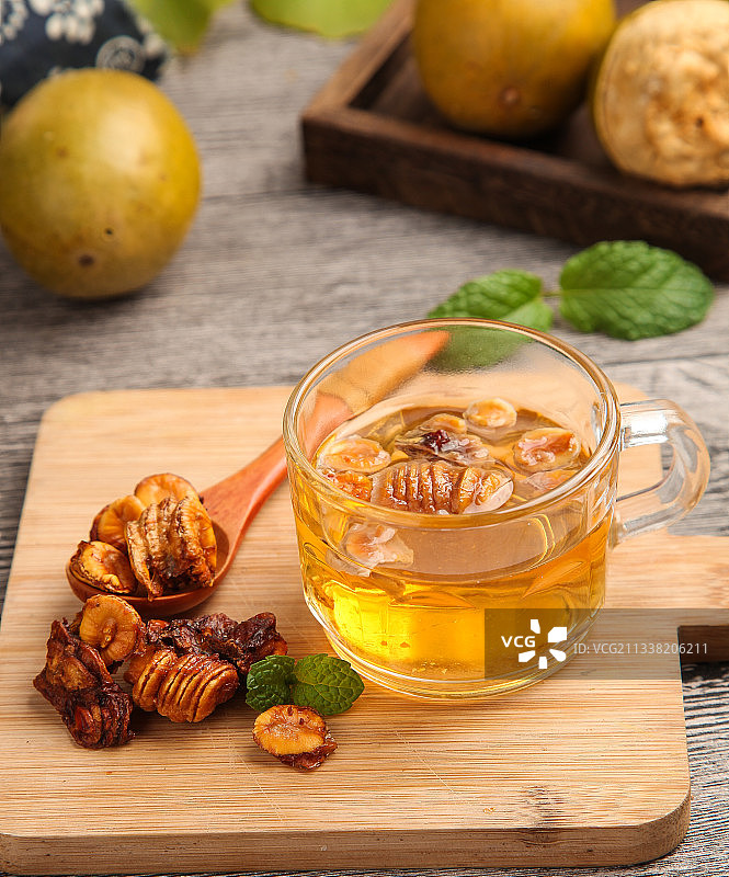 木板上放着一杯罗汉果茶图片素材
