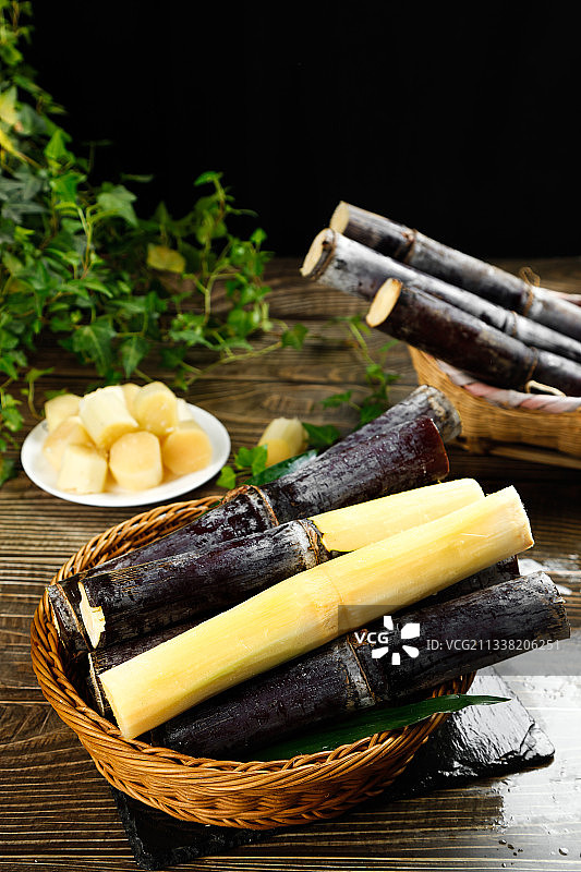 木底上放着一篮甜甘蔗图片素材
