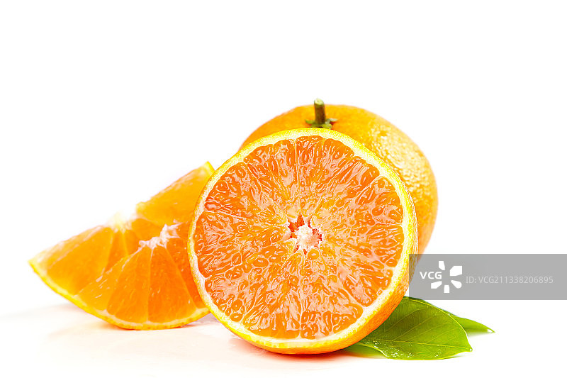 白底上的爱媛果冻橙和果冻橙果肉图片素材