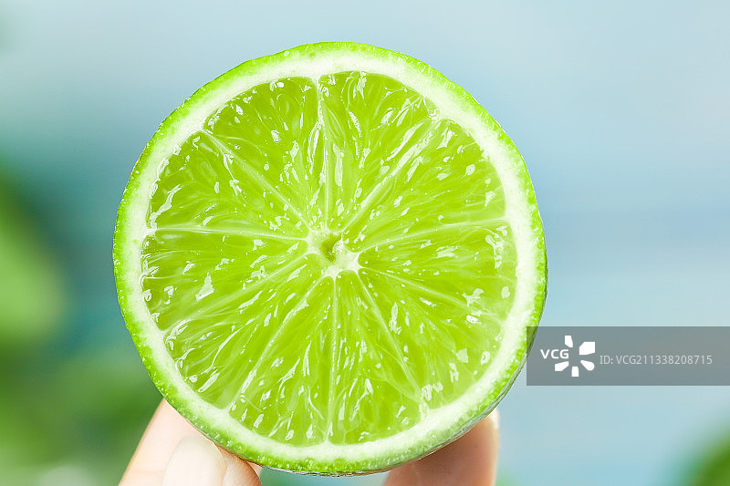 手上拿着无籽青柠檬图片素材