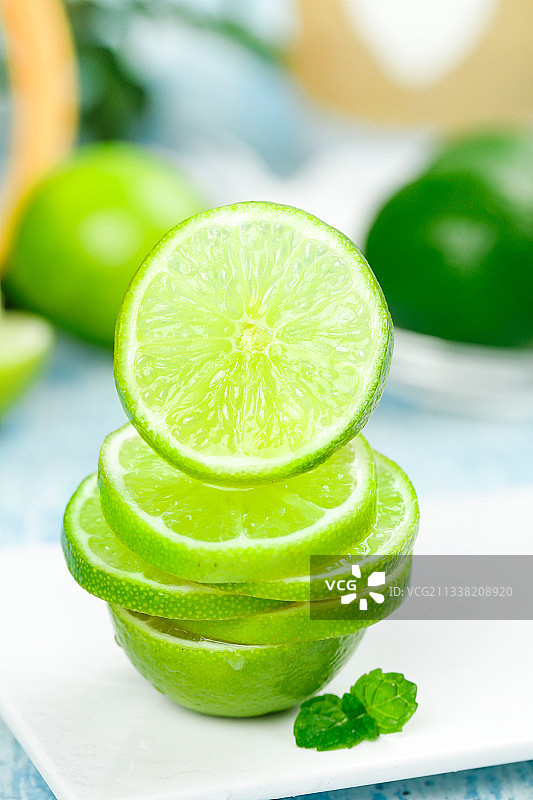 白底上的青柠檬果肉图片素材