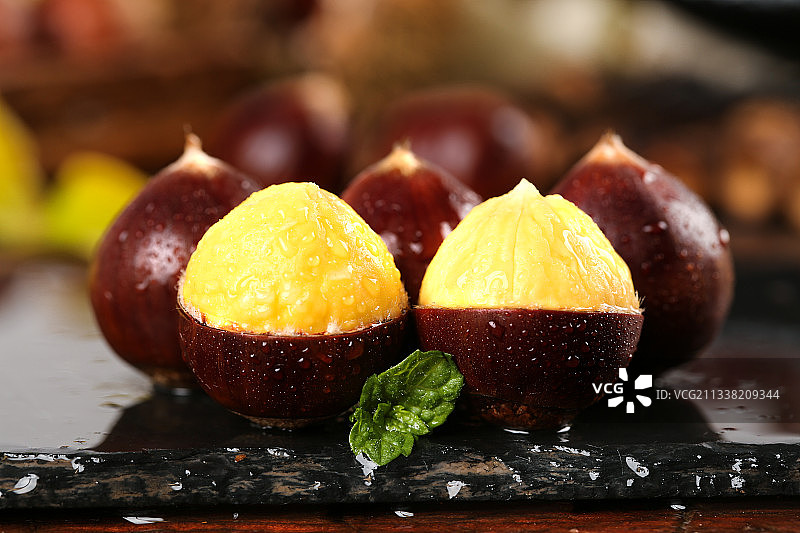 黑底上放着高山锥栗图片素材